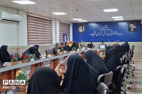 تجلیل از مدیران منتخب برگزارکننده دوره کوتاه‌مدت دوزبانه و مربیان مناطق کم برخوردار