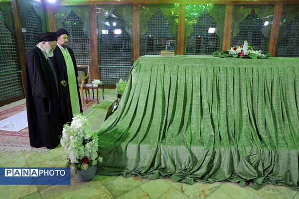 حضور رهبر معظم انقلاب در مرقد بنیانگذار جمهوری اسلامی ایران