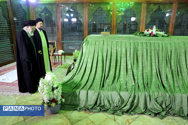 حضور رهبر معظم انقلاب در مرقد بنیانگذار جمهوری اسلامی ایران