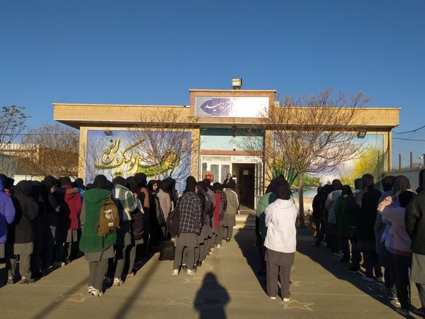 مراسم صبحگاه در دبیرستان دخترانه امید 