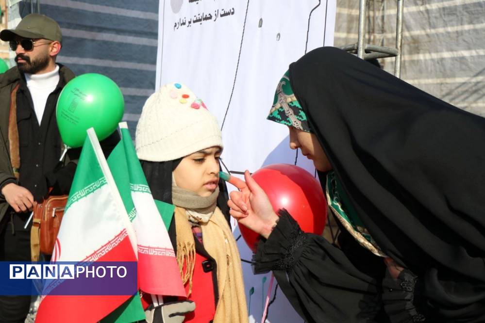 حضور گسترده کودکان و نوجوانان ارومیه‌ای در راهپیمایی ۲۲ بهمن