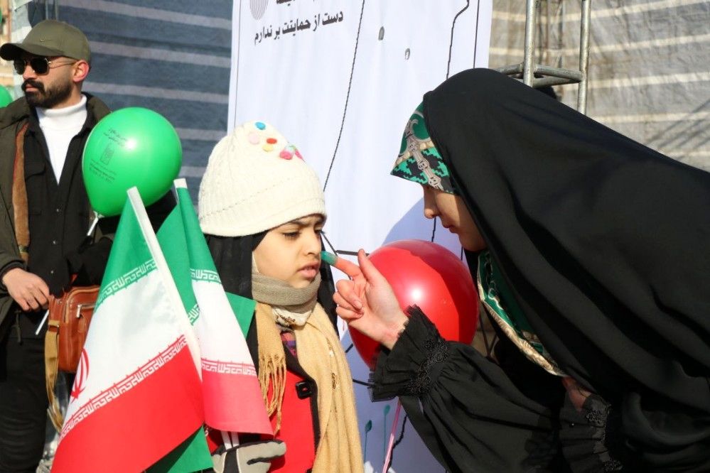 حضور گسترده کودکان و نوجوانان ارومیه‌ای در راهپیمایی ۲۲ بهمن