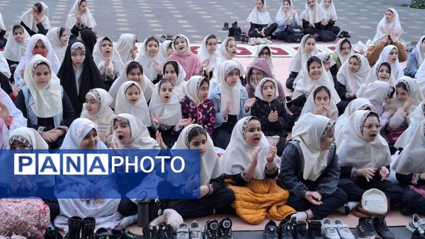 مراسم افطاری در دبستان دخترانه شهید باهنر با حضور دانش‌آموزان و اولیاء
