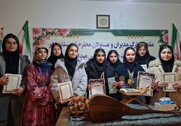 نمایشگاه دست سازه‌ها و جشنواره غذاهای دانش‌آموزی دبیرستان دخترانه ایران مهر اهر