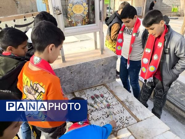 غبارروبی مزار شهدا توسط دانش‌آموزان دبستان شهید پسندیده فدافن