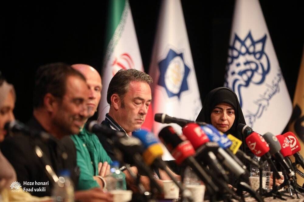 چهره‌های بین‌المللی رسانه، بازتاب جهانی تشییع و جنگ روایت‌ها را بررسی کردند