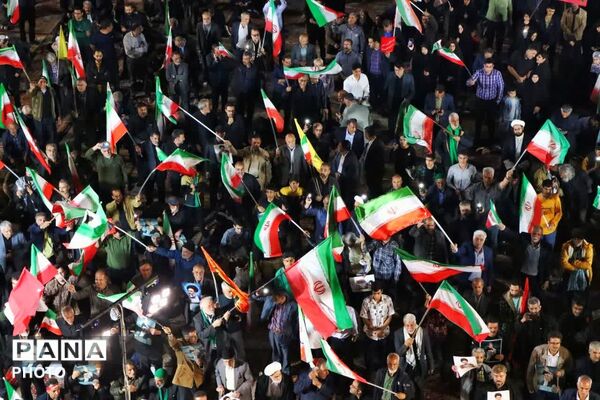هنرمندان پای کار انقلاب