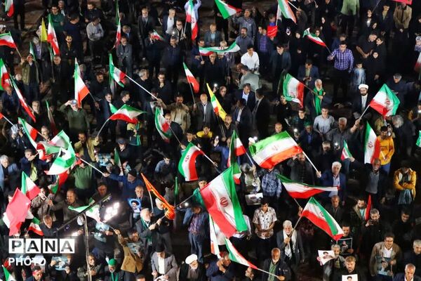 هنرمندان پای کار انقلاب