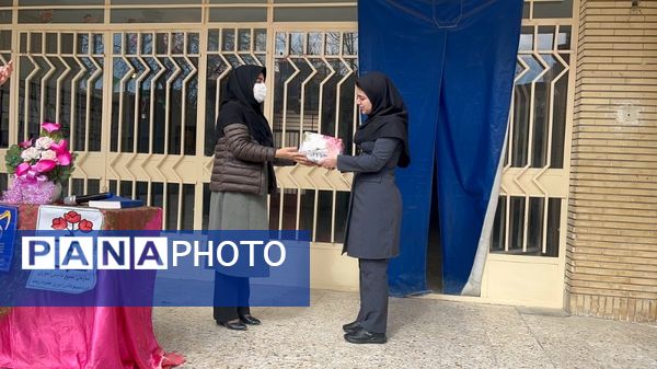 نواختن زنگ سپاس مربی در دبیرستان فاطمه الزهرا