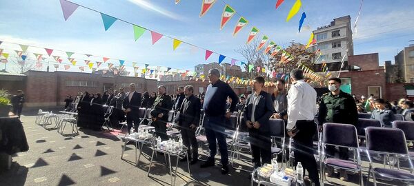 جشن انقلاب در دبستان ولی‌زاده ناحیه چهار کرج 