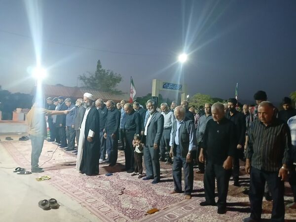 مراسم شبی با شهدا در محل گلزار شهدای روستای بزنجرد شهرستان خلیل‌آباد