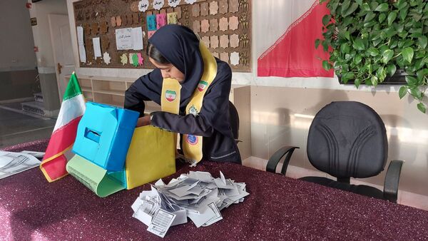  انتخابات شورای دانش آموزی در دبیرستان هوشیار