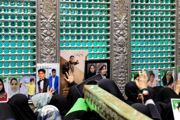 غبارروبی ضریح مطهر حضرت رضا (ع) با حضور خانواده شهدای میناب