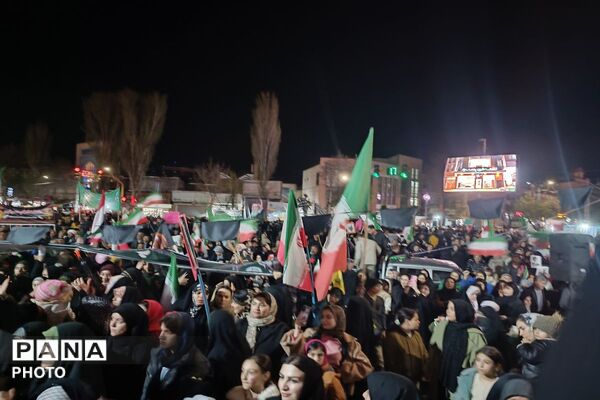 حضور دانش‌آموزان و نوجوانان در راهپیمایی شبانه اردبیل