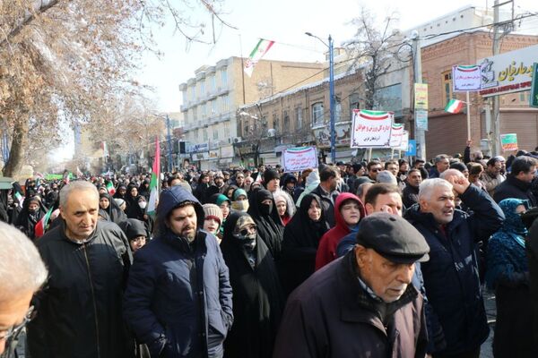 حضور گسترده کودکان و نوجوانان ارومیه‌ای در راهپیمایی ۲۲ بهمن