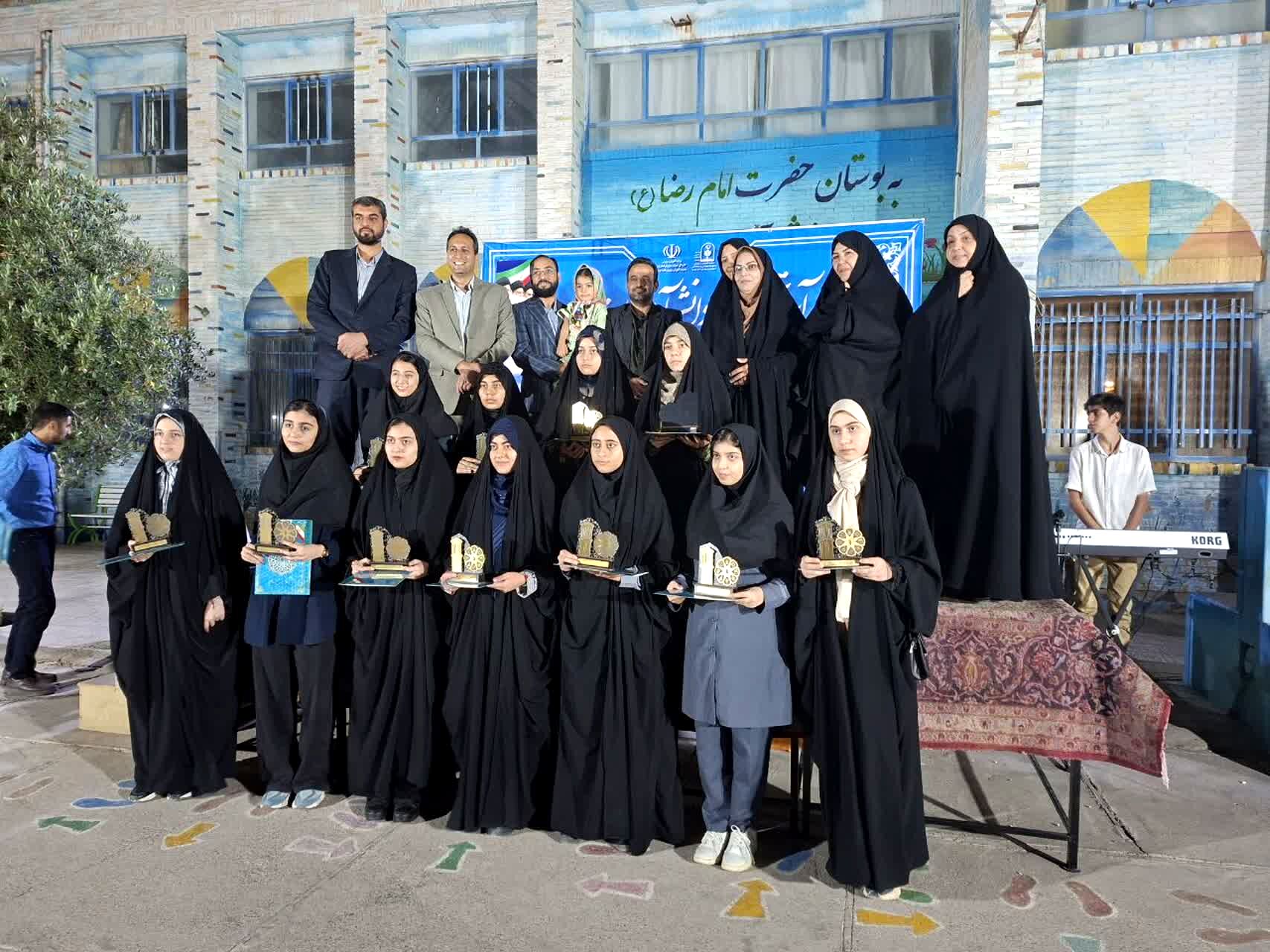 آیین تجلیل از دانش آموزان برتر مسابقات فرهنگی هنری ناحیه ۲ یزد