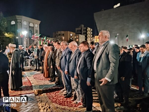 نماز جماعت بزرگ دانش‌آموزان مشهدی همزمان با اجلاس سراسری نماز 