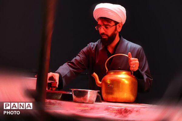 مردم ولایتمدار بناب با حضور با شکوه در تجمعات شبانه در تجدید بیعت با رهبر معظم انقلاب، وحدت ملی را به نمایش گذاشتند.