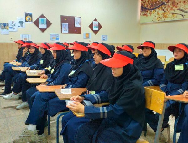 آیین افتتاحیه طرح کانون یاریگران زندگی و برپایی نمایشگاه مبارزه با آسیب‌های اجتماعی در دبیرستان شهید همت ملارد