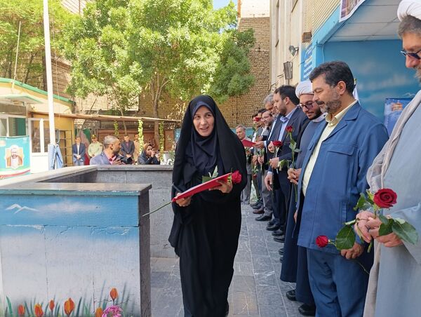 نواختن زنگ سپاس معلم در دبیرستان و دبستان میرزا جعفر سروقد