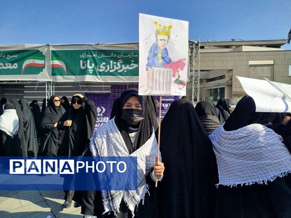 خروش ۱۳ آبان در مشهد؛ دانش‌آموزان، نماد ایستادگی