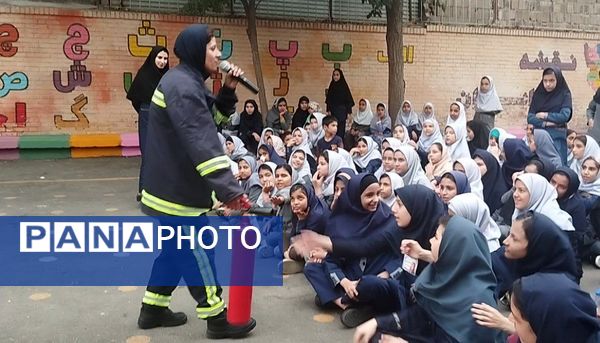 برنامه آموزشی اطفا حریق در مدرسه مهندس رحمانی فرد مشهد