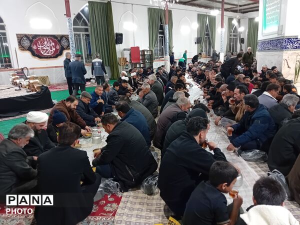  سفره های ساده افطار در امامزاده سید محمد (ع) کاشمر 