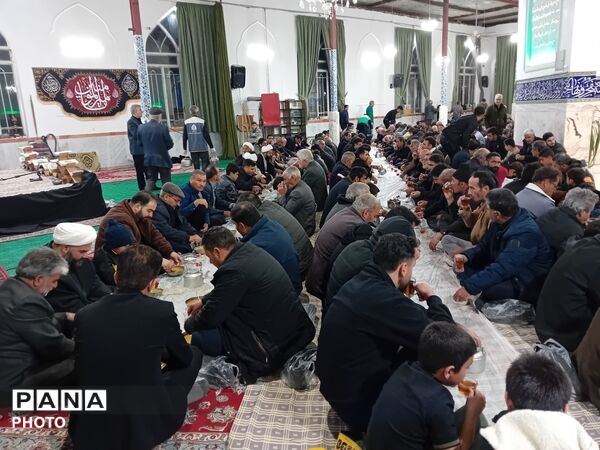  سفره های ساده افطار در امامزاده سید محمد (ع) کاشمر 