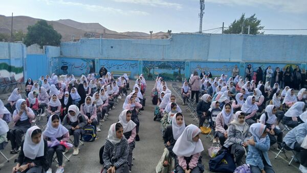 نواختن زنگ مهر در دبستان نجمه شهرستان فیروزکوه