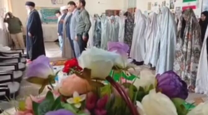 نماز جماعت در مدرسه شاهد آل عبا هویزه 