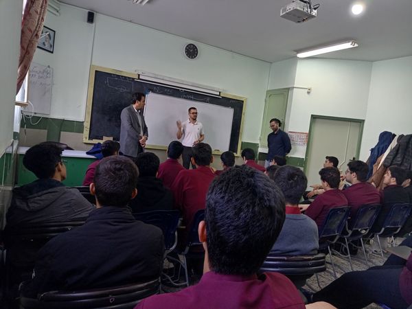 گفتگو با قبول شدگان کنکور دبیرستان نمونه آیت‌الله خامنه‌ای