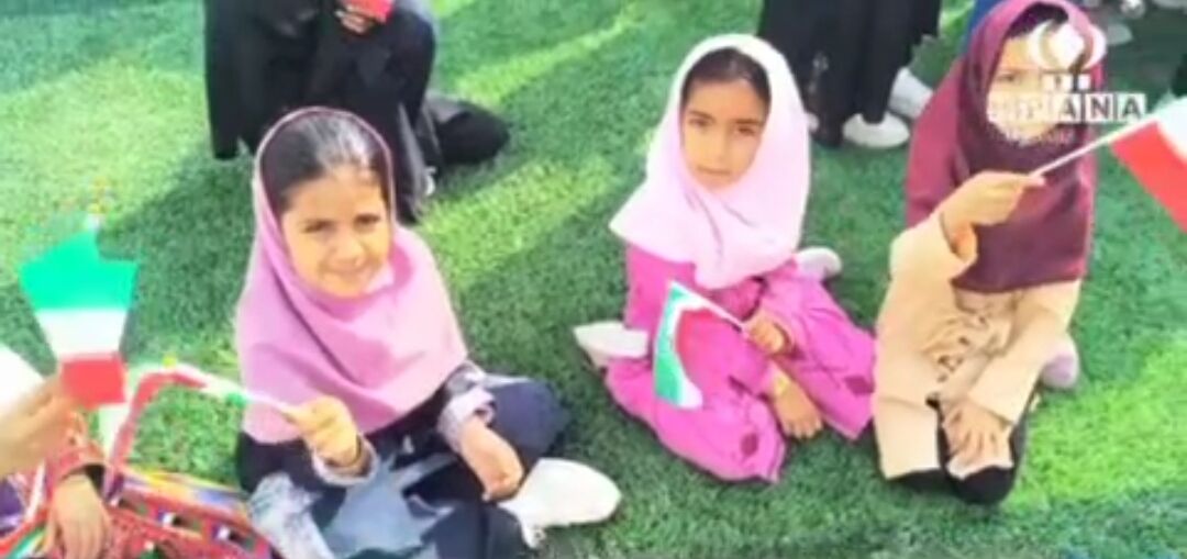 جشن انقلاب در دبستان خدیجه‌الکبری (س)