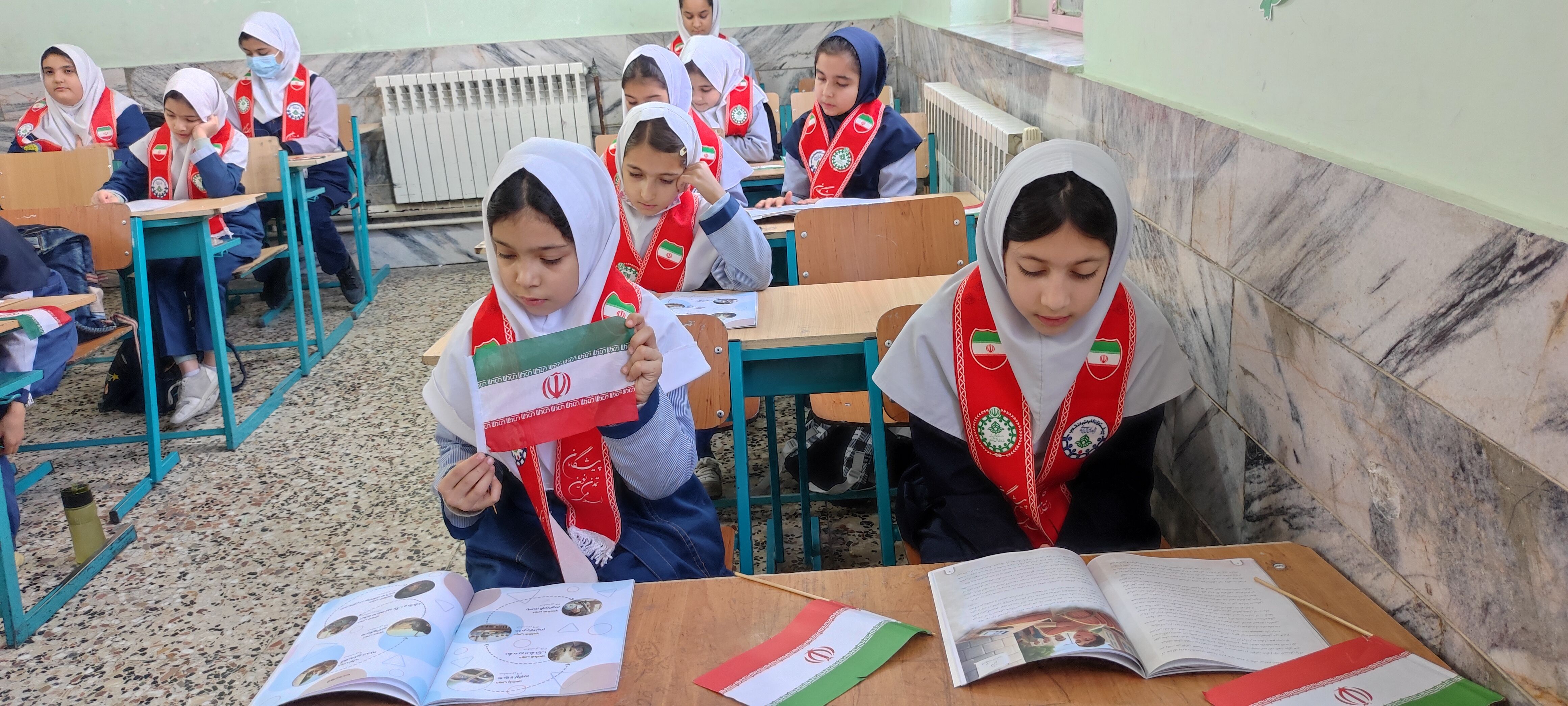 توزیع کتاب « از ایرانمان دفاع می کنیم » در بین دانش‌آموزان پیشتاز مدرسه شهید خاقانی شهرستان شیروان
