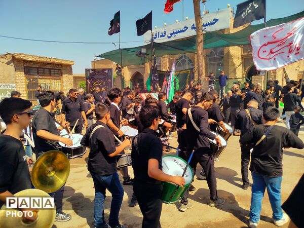 مراسم دسته‌روی زنجیرزنی ظهر عاشورا در روستای فدافن کاشمر