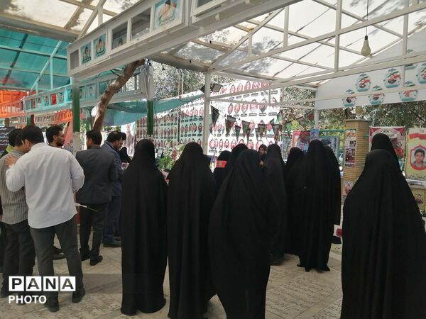 آیین گلباران مزار شهدا در سالروز تاسیس سازمان دانش‌آموزی