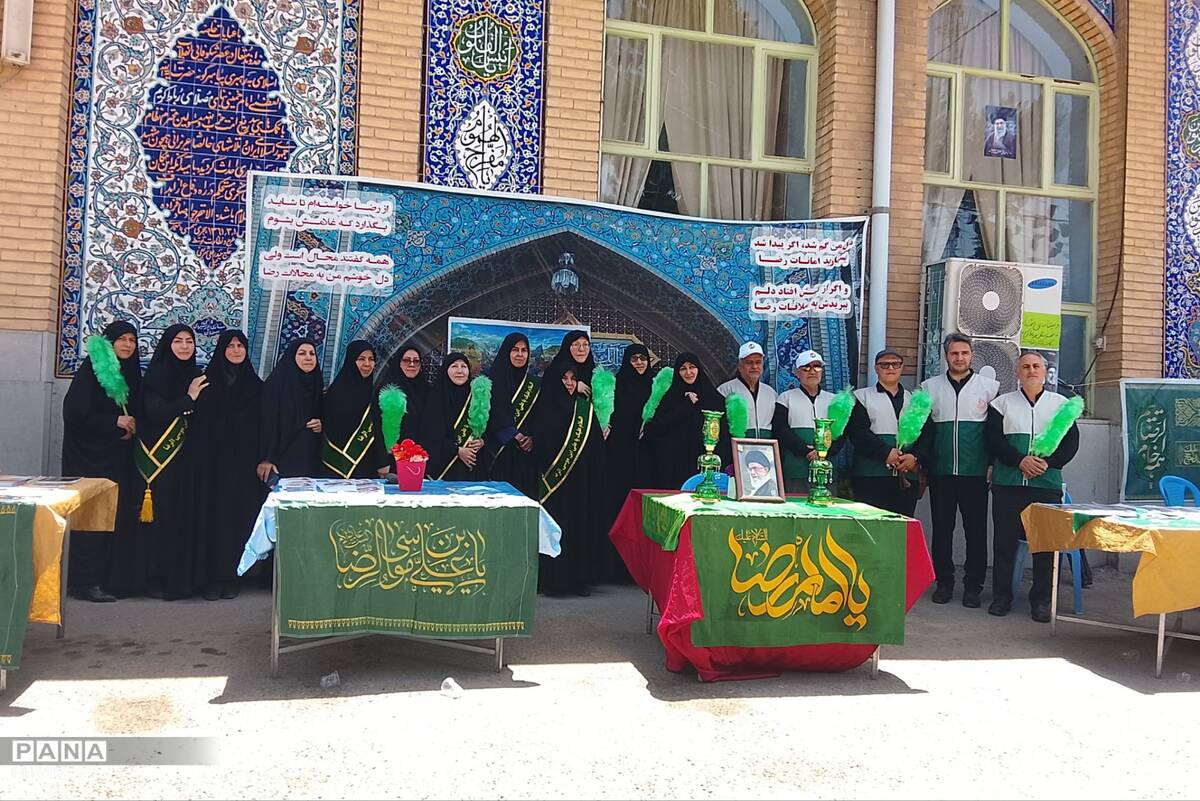 حضور خادمان امام رضا (ع) در حاشیه نماز جمعه و مراسم بدرقه رهبر شهید انقلاب