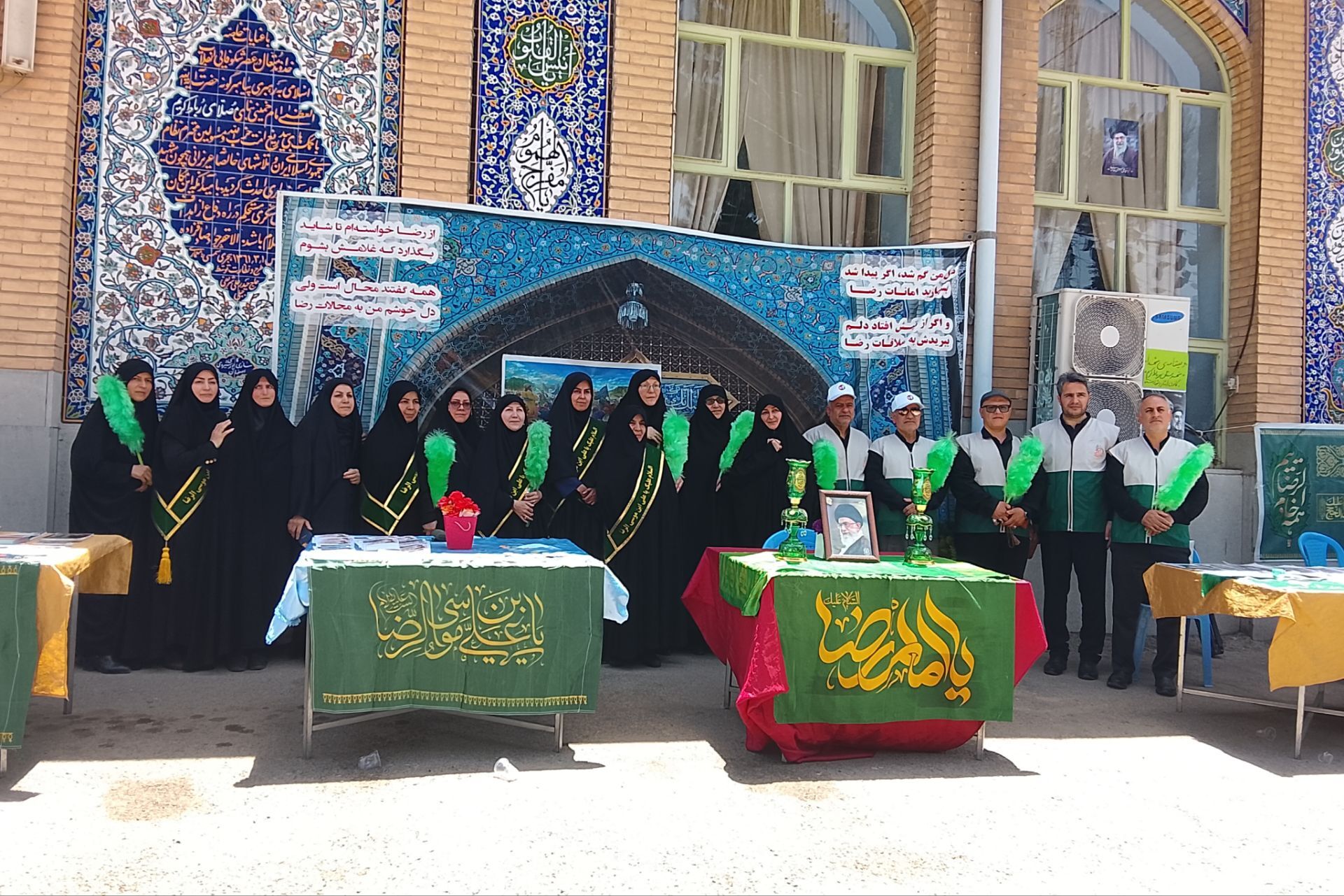 حضور خادمان امام رضا (ع) در حاشیه نماز جمعه و مراسم بدرقه رهبر شهید انقلاب