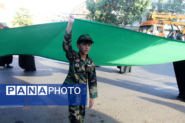 جلوه‌های حماسی از حضور نوجوانان قمی در مراسم تشییع شهدا 