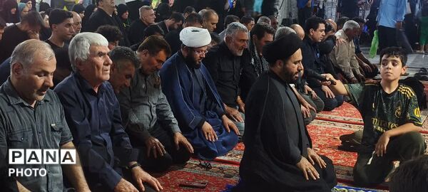 حرکت کاروان عزاداران گچساران به سمت حرم بی‌بی‌حکیمه(س) در سوگ پیامبر(ص) و امام حسن(ع)