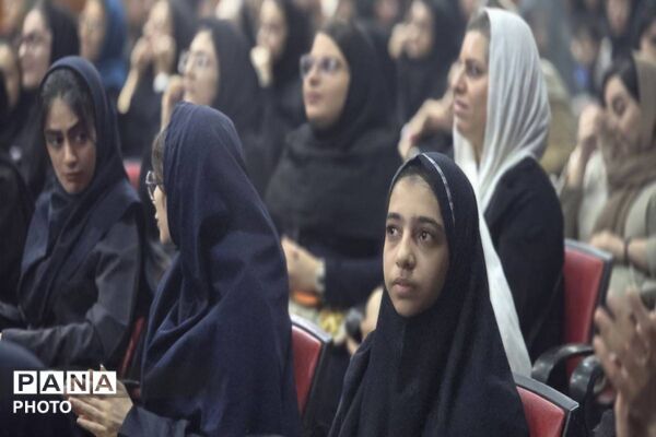 مراسم اعطای نشان سمپاد به دانش آموزان فرزانگان ورامین