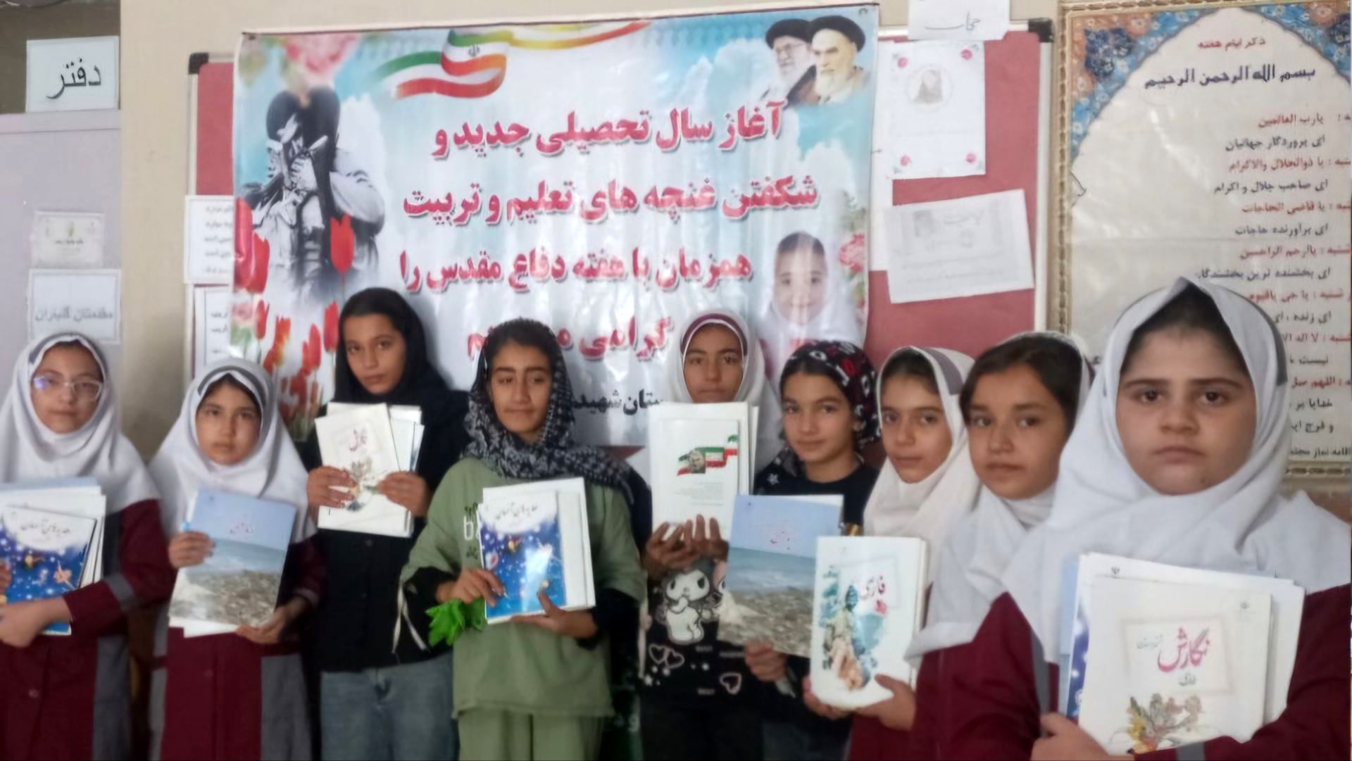 کتاب‌های درسی در دست دانش‌آموزان زاغه؛ مدارس آماده استقبال از سال تحصیلی جدید