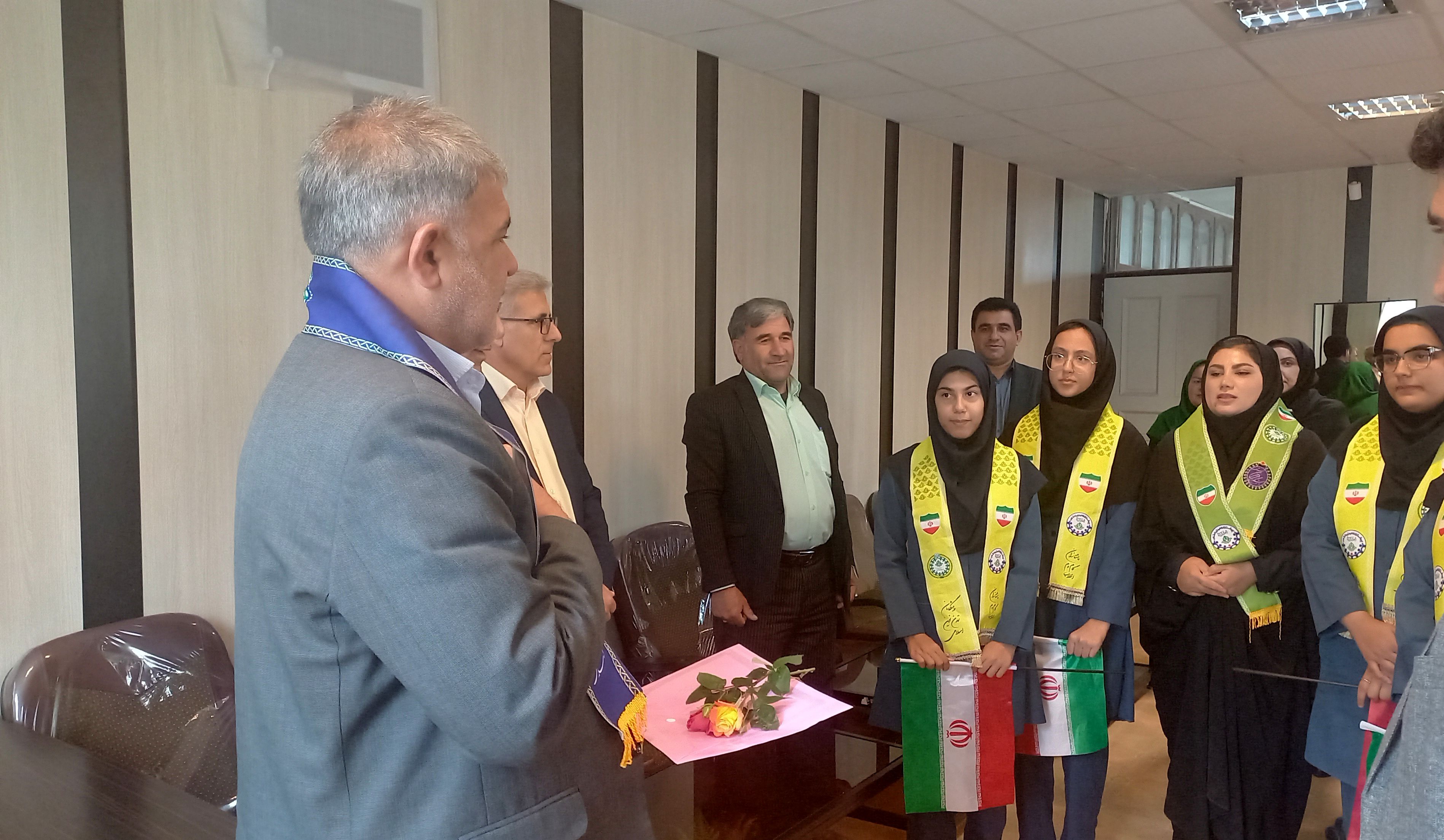 جامعه‌ای که به معلم خود ارج نهد آن جامعه موفق خواهد بود