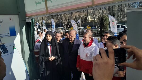 بازدید دبیرکل جمعیت هلال احمر کشور از غرفه‌های خدمت‌رسانی شهر کرج در نوروز 
