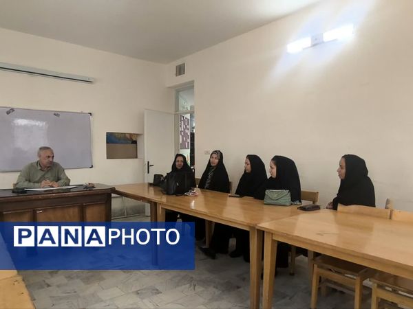 جلسه انجمن اولیا و شورای دانش آموزی در راستای برنامه‌ریزی هفته معلم