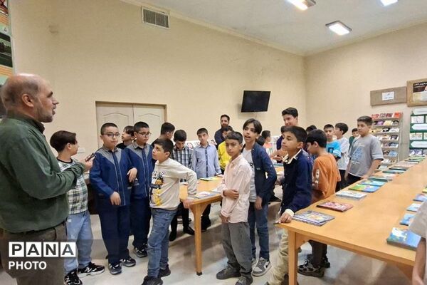 افتتاح نمایشگاه کتاب «رسول آفتاب» با حضور دانش آموزان دبستان فردوسی