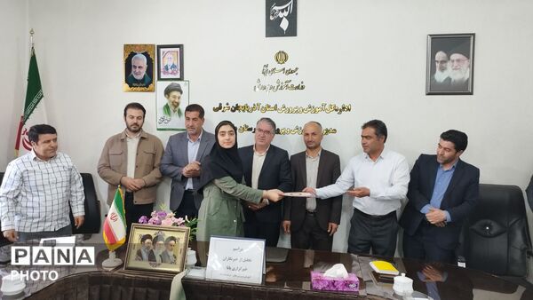 تقدیر از دانش آموز خبرنگاران ملکان توسط مدیر آموزش و پرورش