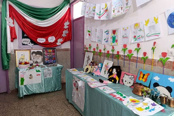نمایشگاه آثار هنری دانش‌آموزان در دبستان نرجس بهارستان‌دو