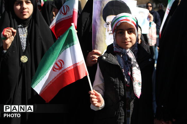  نوجوانان در صف نخست اجتماع مردمی چهلم رهبر شهید