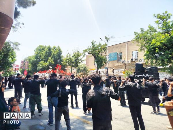 خیابان امام در روز تاسوعای حسینی حال و هوای دیگری میدهد 