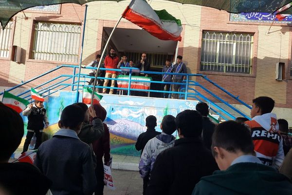 جشن آغاز دهه فجر در دبیرستان شهید احمدی روشن 